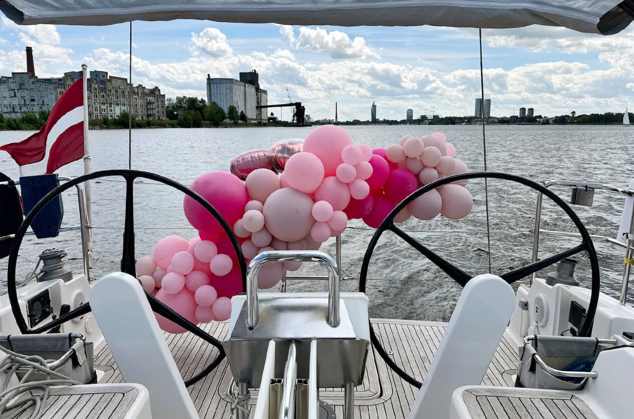 Vecmeitu ballīte uz jahtas Happy