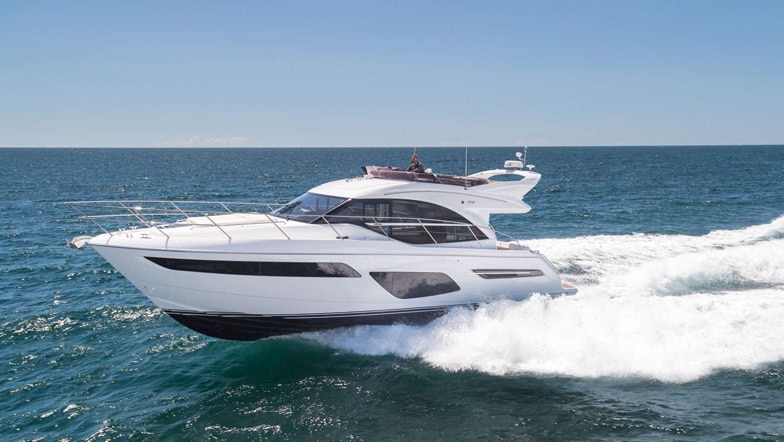 Motorjahta Princess F50 pilnā gaitā
