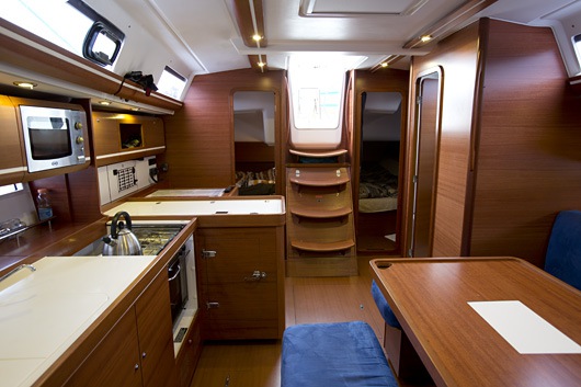 В салоне яхты В салоне яхты Hugo