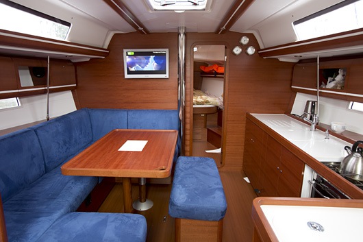 В салоне яхты Dufour 405 Grand Large В салоне яхты Hugo