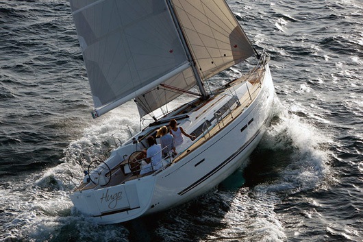 Яхта Dufour 405 Grand Large в открытом море Яхта Hugo в открытом море